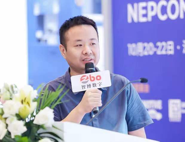 Byť najsilnejším mozgom inteligentných servisných robotov